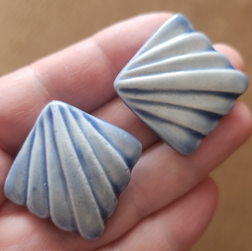 Shell-shaped Earrings - Picture 6 of 6